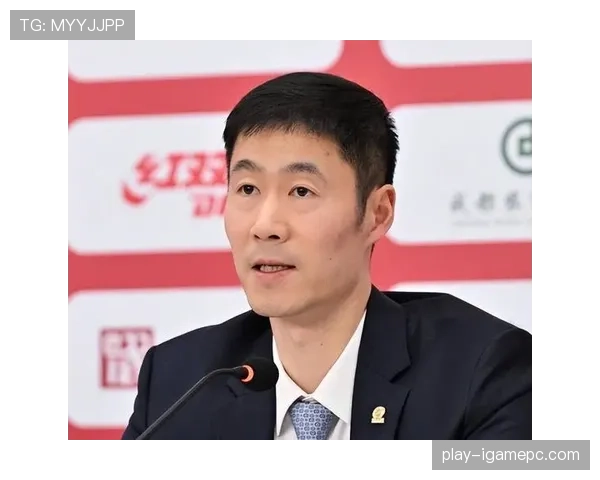 王励勤练球的时候手机静音是为了啥？难道他连微信红包都不看？